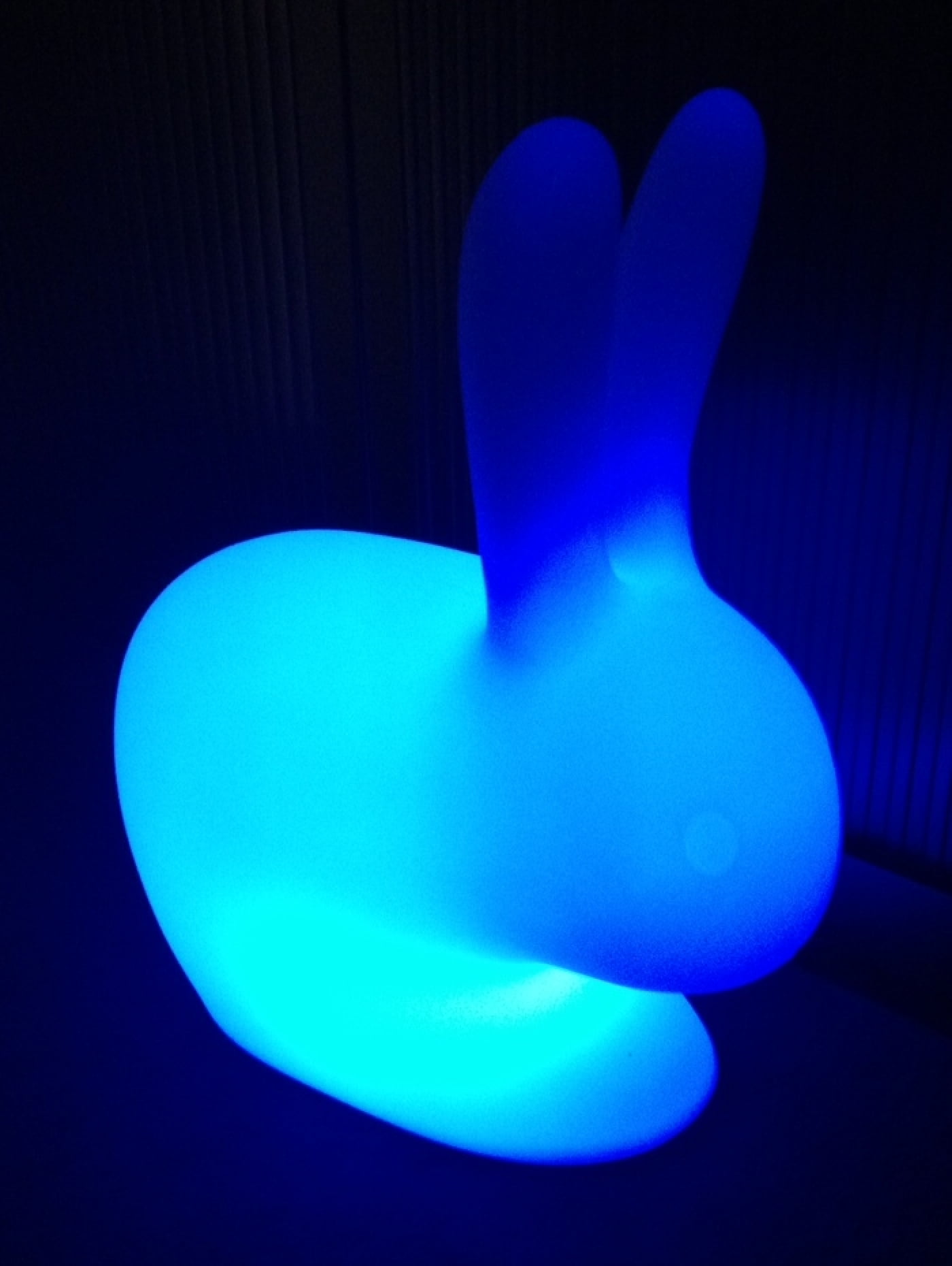 Lampe de nuit pour enfant Lapin LED 16 couleurs RGB blanc rechargeable 45 cm - VDD World Lampe de nuit pour enfant Lapin LED 16 couleurs RGB blanc rechargeable 45 cm - VDD World