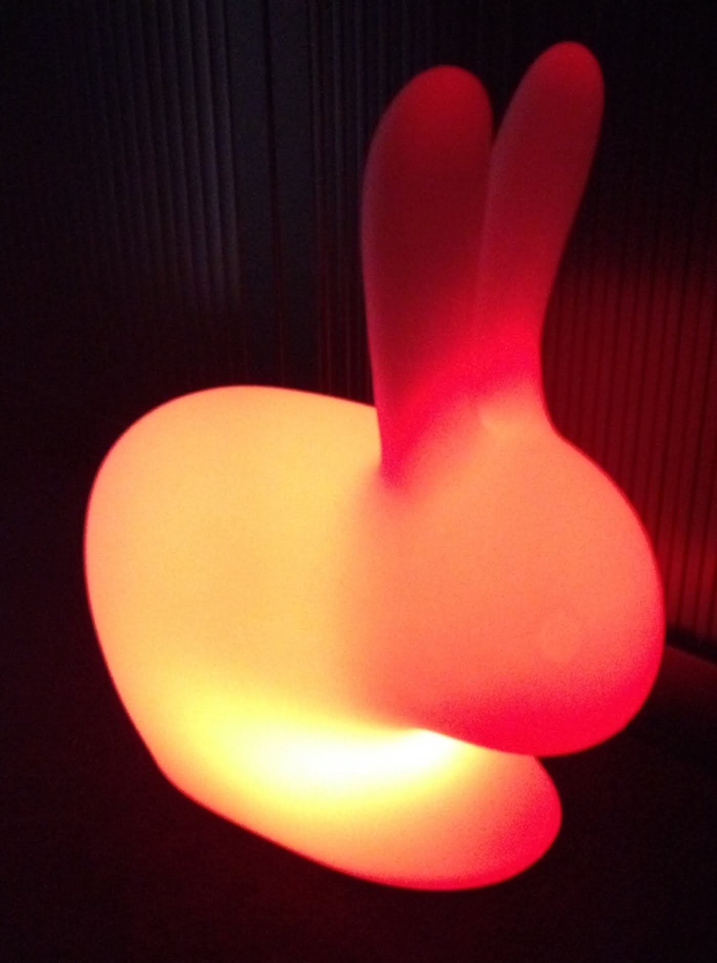 Lampe de nuit pour enfant Lapin LED 16 couleurs RGB blanc rechargeable 45 cm - VDD World Lampe de nuit pour enfant Lapin LED 16 couleurs RGB blanc rechargeable 45 cm - VDD World