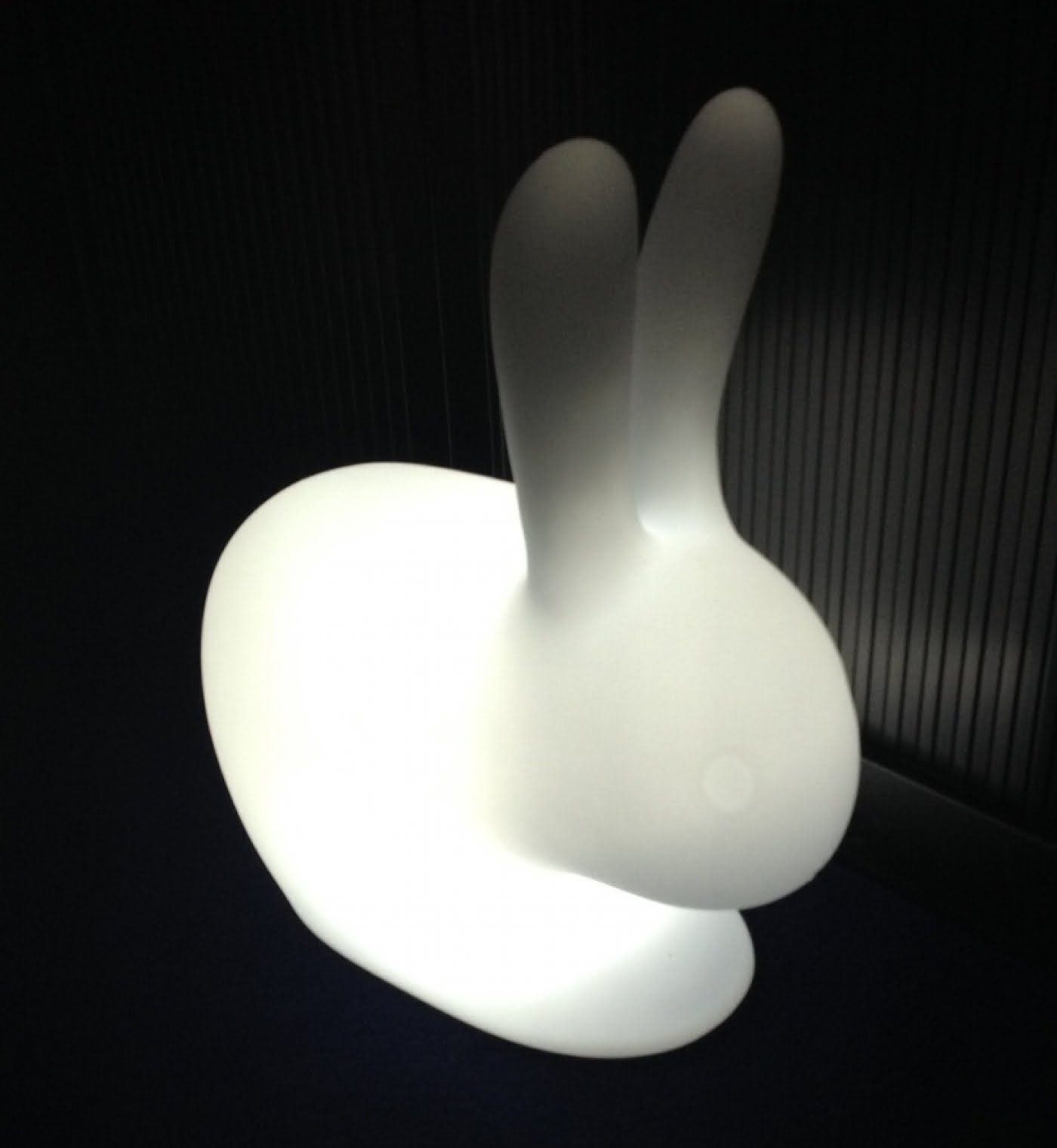 Lampe de nuit pour enfant Lapin LED 16 couleurs RGB blanc rechargeable 45 cm - VDD World Lampe de nuit pour enfant Lapin LED 16 couleurs RGB blanc rechargeable 45 cm - VDD World