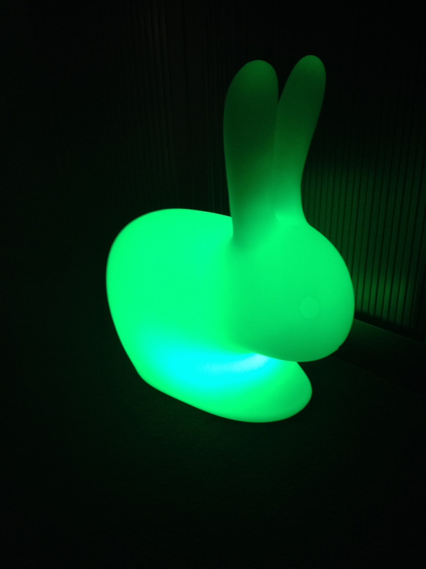 Lampe de nuit pour enfant Lapin LED 16 couleurs RGB blanc rechargeable 45 cm - VDD World Lampe de nuit pour enfant Lapin LED 16 couleurs RGB blanc rechargeable 45 cm - VDD World